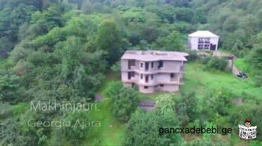 A land plot of 2895 square meters and a house of 800 square meters are for sale in Makhinjauri