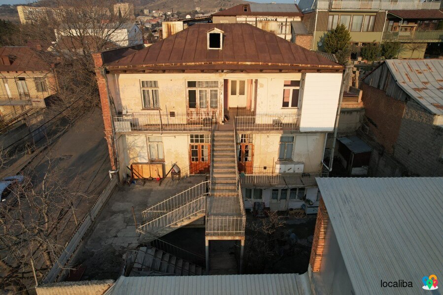 A three-story house in the Elia district