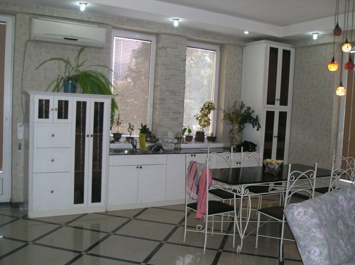 for rent: 200 square metres apartment; in avlabari
