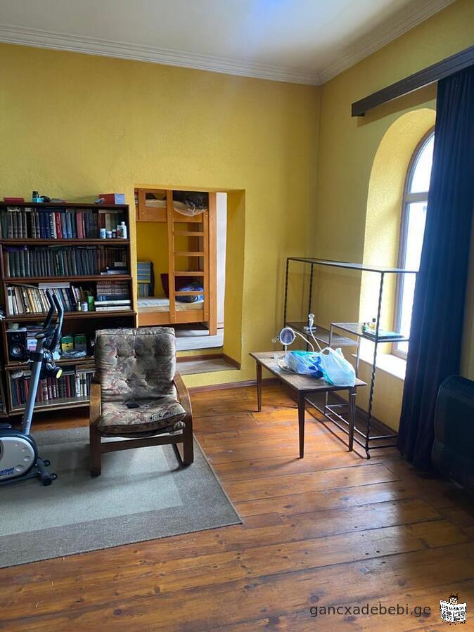 Appartement de trois pièces à vendre dans le vieux Batoumi, 36 Gamsakhourdia str, 400 m. de la mora