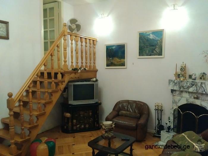 Продается квартира (188 квм) на Мтацминда (у перекрестка улиц Ал. Чавчавадзе и Зубалашвили)
