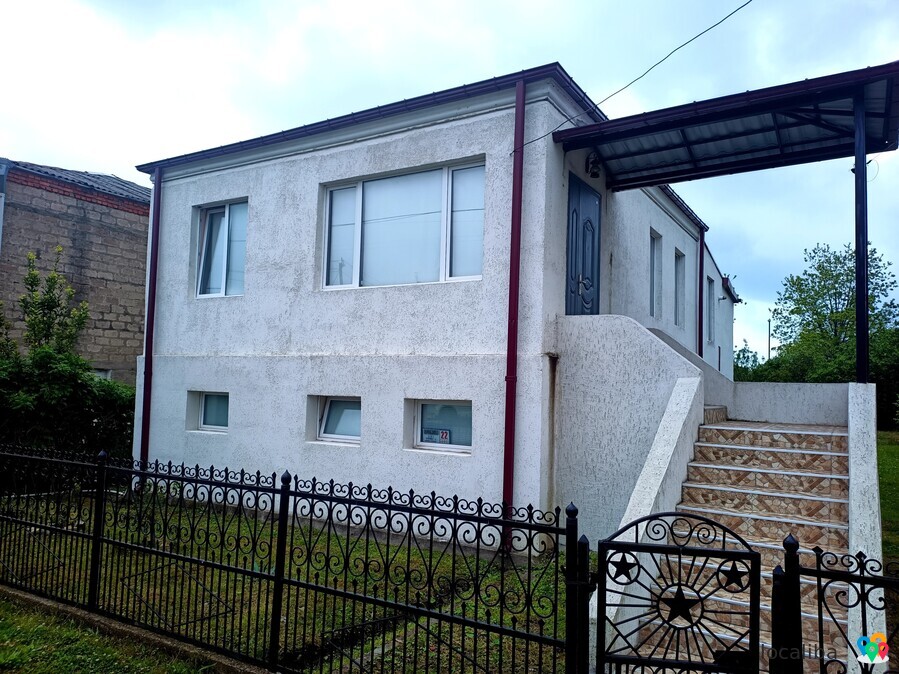 Продается 2х этажный дом в городе Поти, центр города, хороший ремонт.