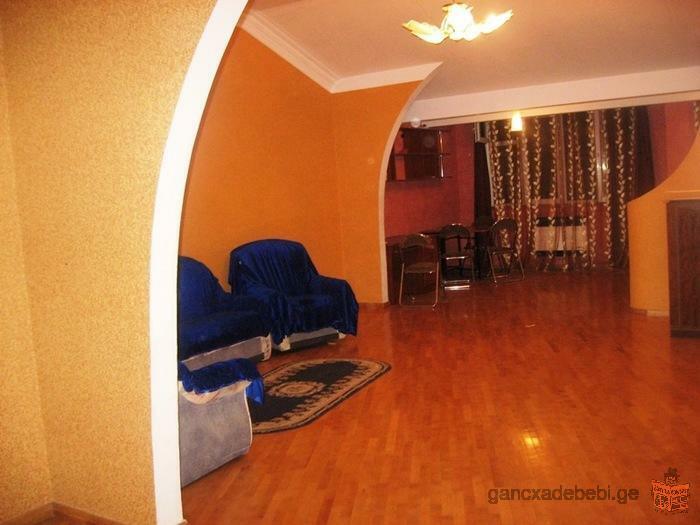 Сдается в аренду квартира с 3 комнатами недалеко от станции метро Важа-fshavela.