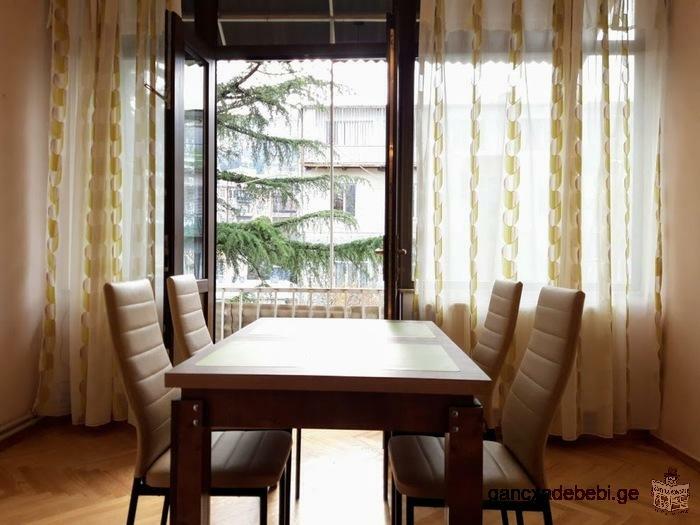 Сдается трехкомнатная квартира в престижном, центральном рйоне Тбилиси.