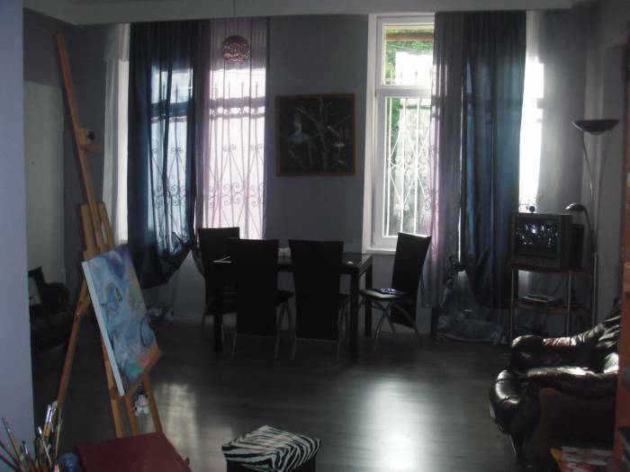 продаю квартиру ул. сараджишвили 16. по Руставели в верх на право от магазина Зегна.